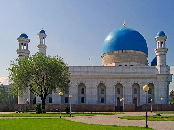 مسجد مرکزی آلماتی ، تور آلماتی